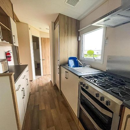Superb 6 Berth Caravan At St Osyth Beach, Near Clacton-On-Sea Ref 28008Mc Esterno foto